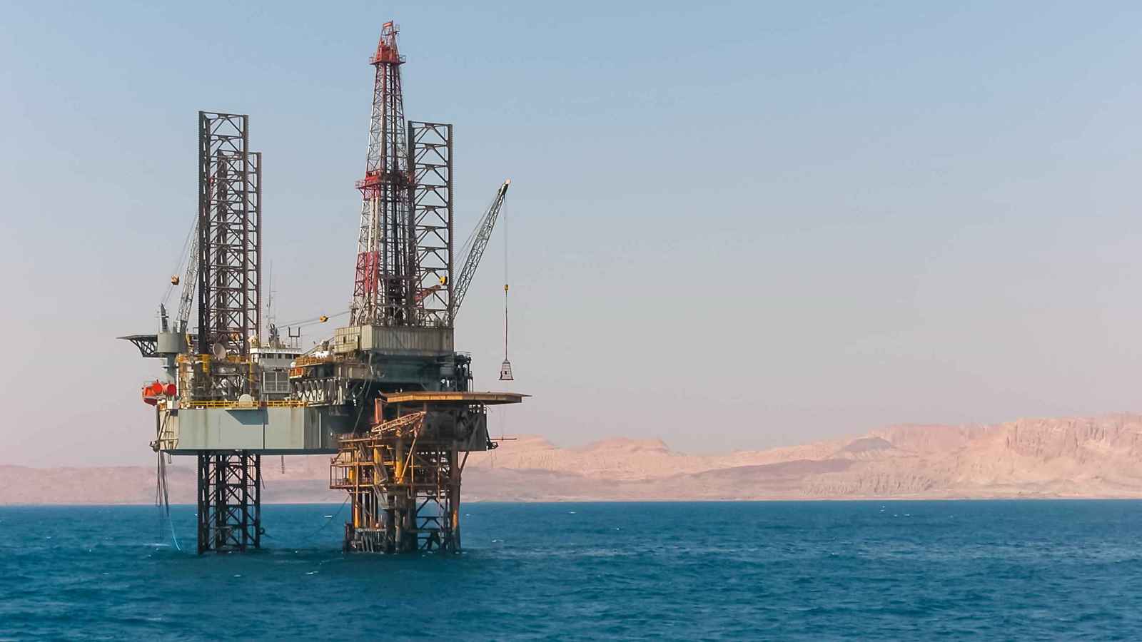 ما سبب غرق حفّار البترول في خليج السويس؟