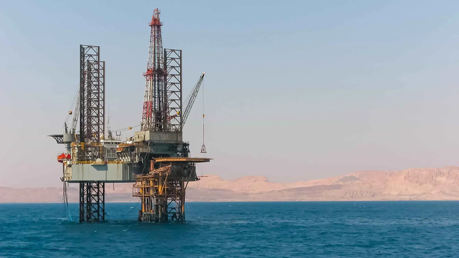 ما سبب غرق حفّار البترول في خليج السويس؟