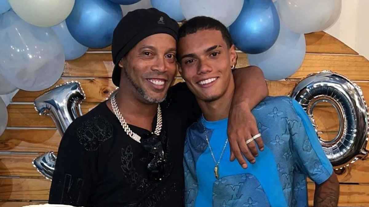 انتقل لناد جديد.. لماذا أخفى نجل رونالدينيو هوية والده؟