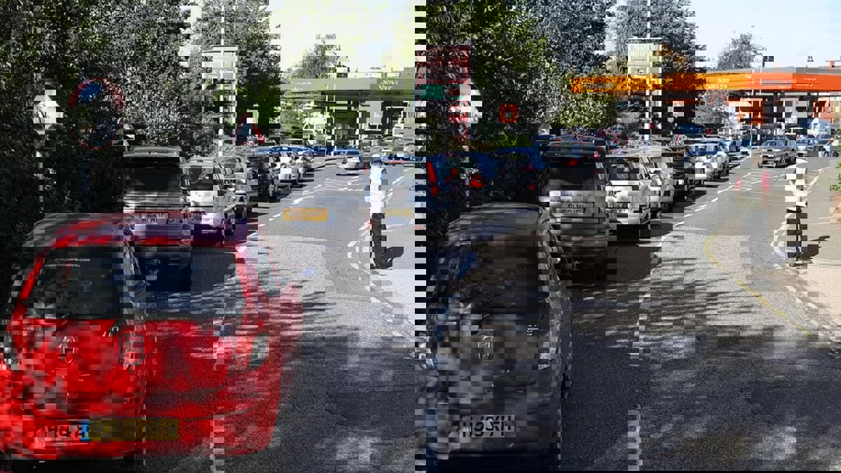 بريطانيا تواجه أزمة حادة في المواد البترولية.. واكتظاظ على محطات الوقود