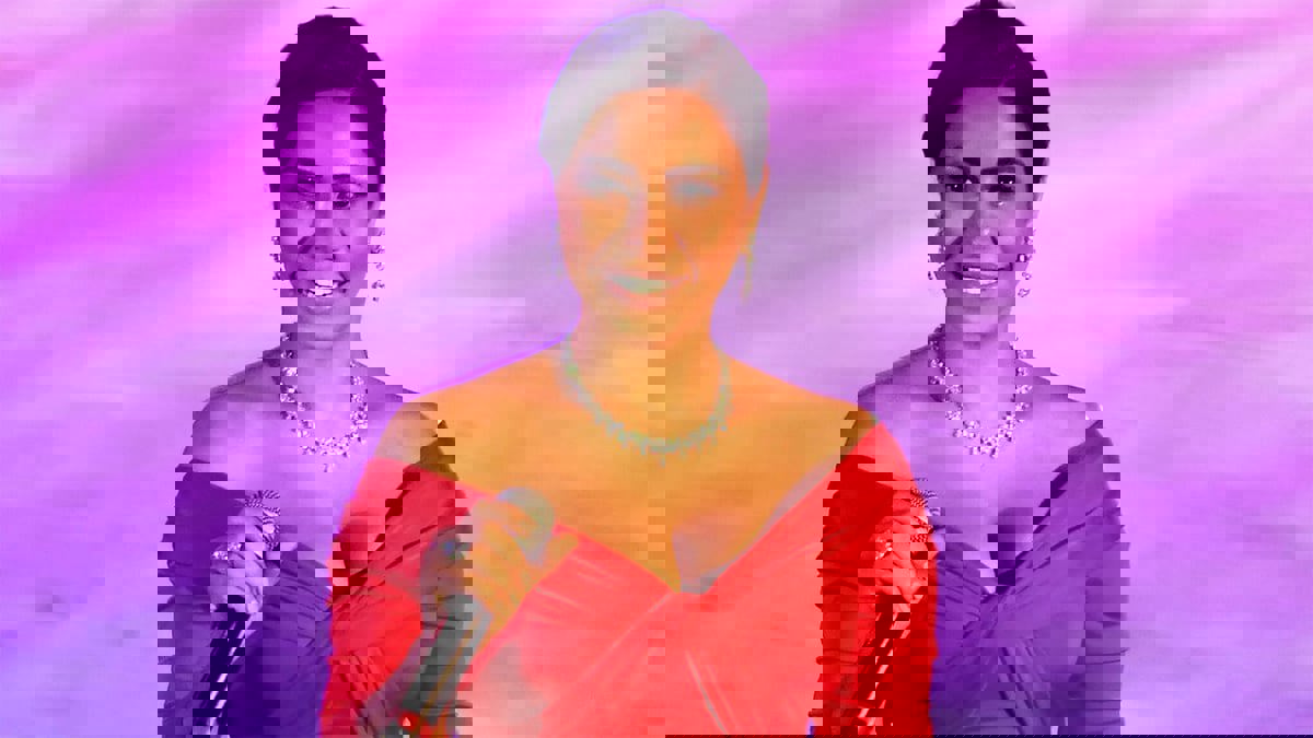 في أول حفل بعد أزمتها.. شيرين عبدالوهاب تُقبل يد طبيبها النفسي أمام الجمهور (فيديو)