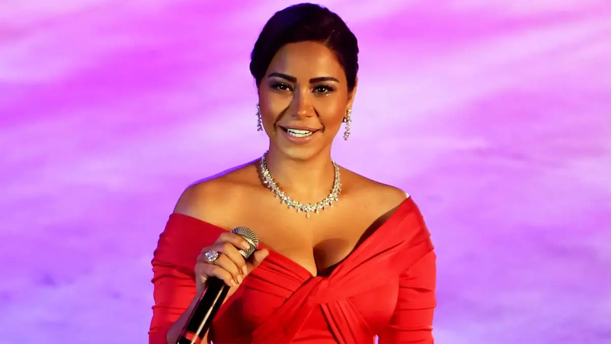 في أول حفل بعد أزمتها.. شيرين عبدالوهاب تُقبل يد طبيبها النفسي أمام الجمهور (فيديو)