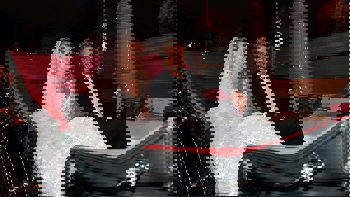 بطقوس غريبة.. زفاف مثير للجدل لمنافسة بوتين الرئاسية في موسكو (صور)