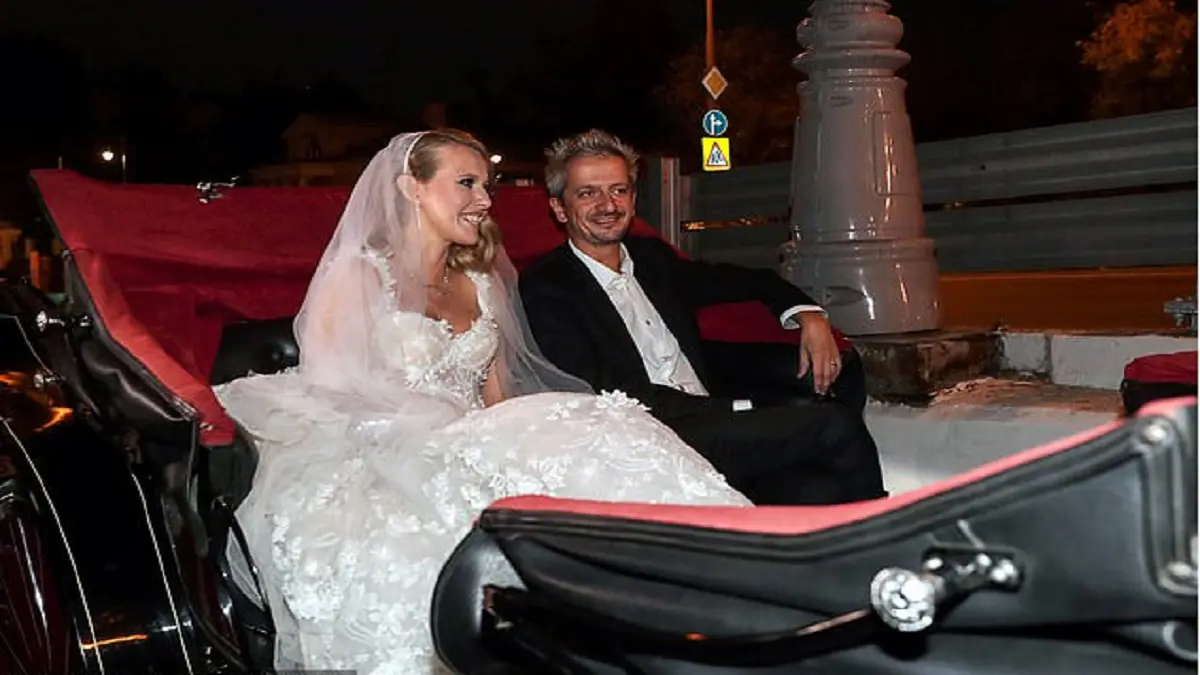 بطقوس غريبة.. زفاف مثير للجدل لمنافسة بوتين الرئاسية في موسكو (صور)