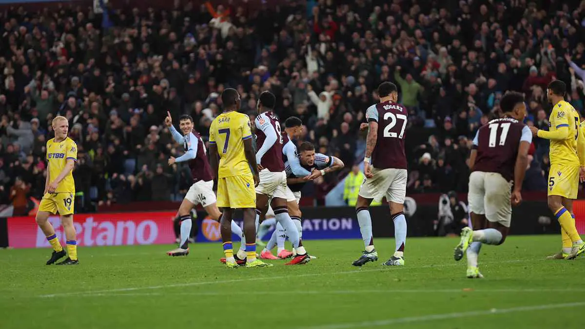 حادثة مرعبة.. سيارة تدهس مشجعي أستون فيلا أمام الملعب "عمدا"