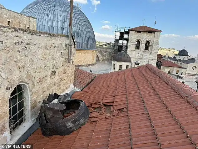 سقوط شظايا صاروخ على كنيسة القيامة في القدس