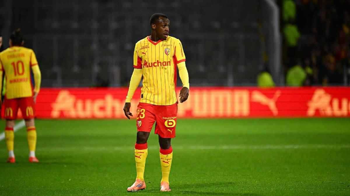 لقطة اليوم.. مصافحة حارة بين سعود عبد الحميد وموسى التعمري (صورة) 