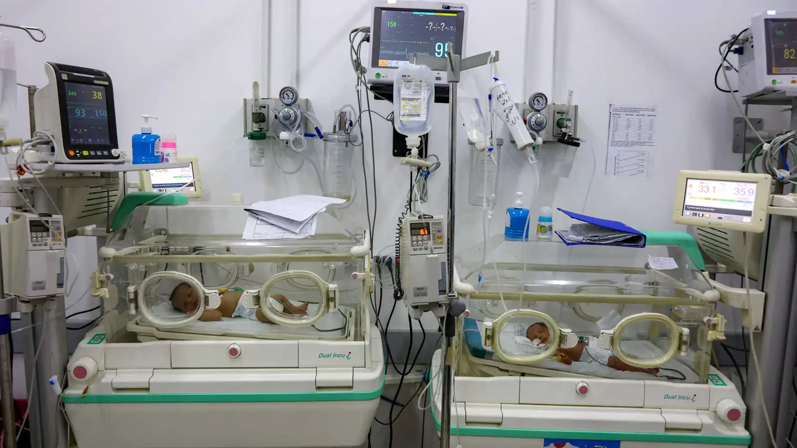 إنقاذ جنين من رحم فلسطينية قتلتها غارة إسرائيلية على خان يونس (فيديو)