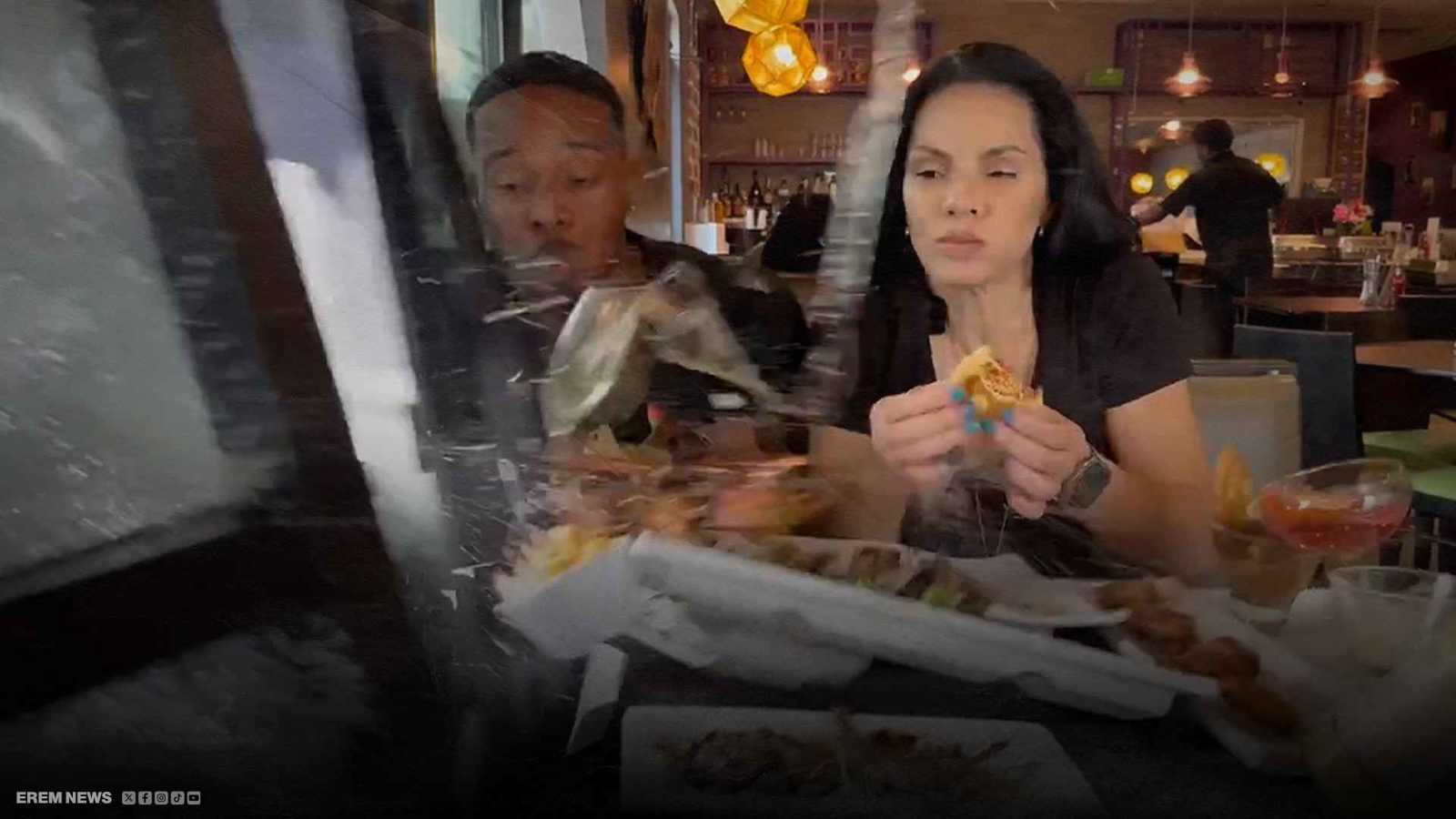 وجبة كادت تكون الأخيرة.. سيارة تقتحم مطعما وتصيب مؤثرين شهيرين (فيديو)