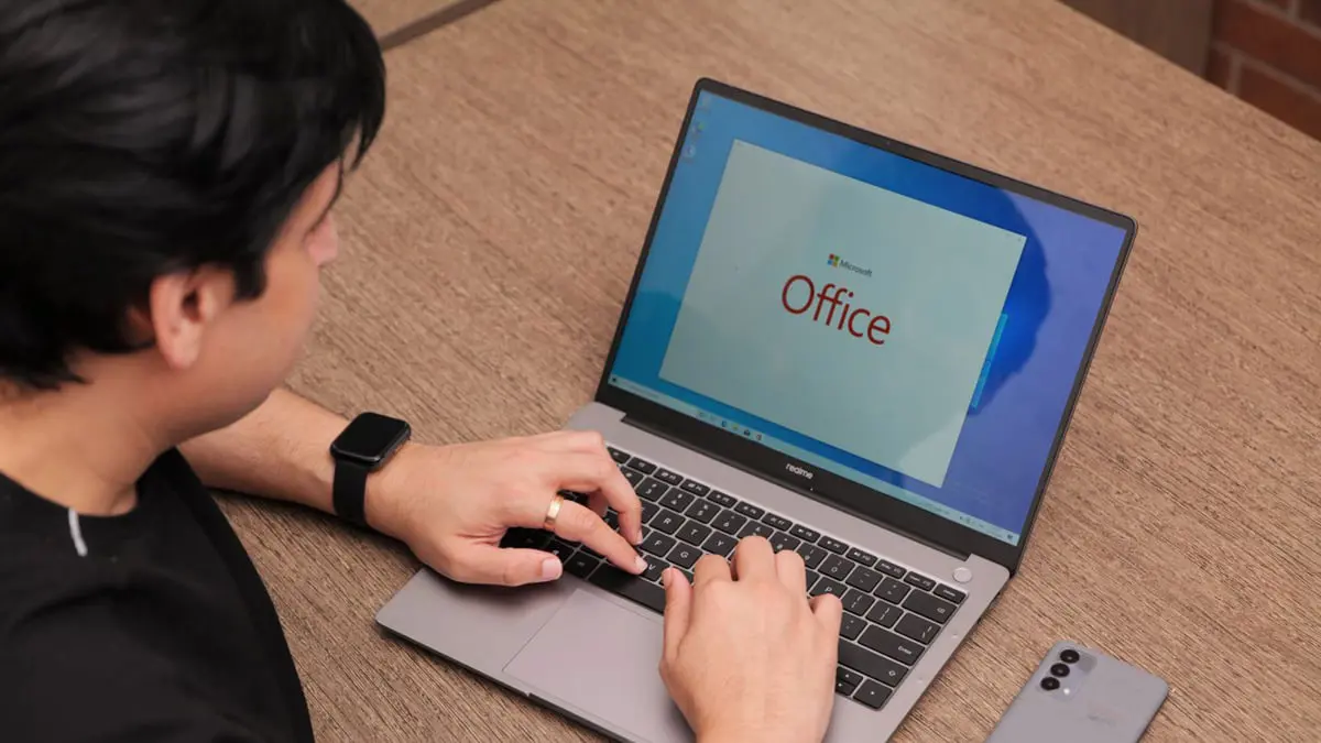 بتصميم يشبه جهاز "أبل"..  "ريلمي" تطلق أول كمبيوتر محمول في 18 أغسطس