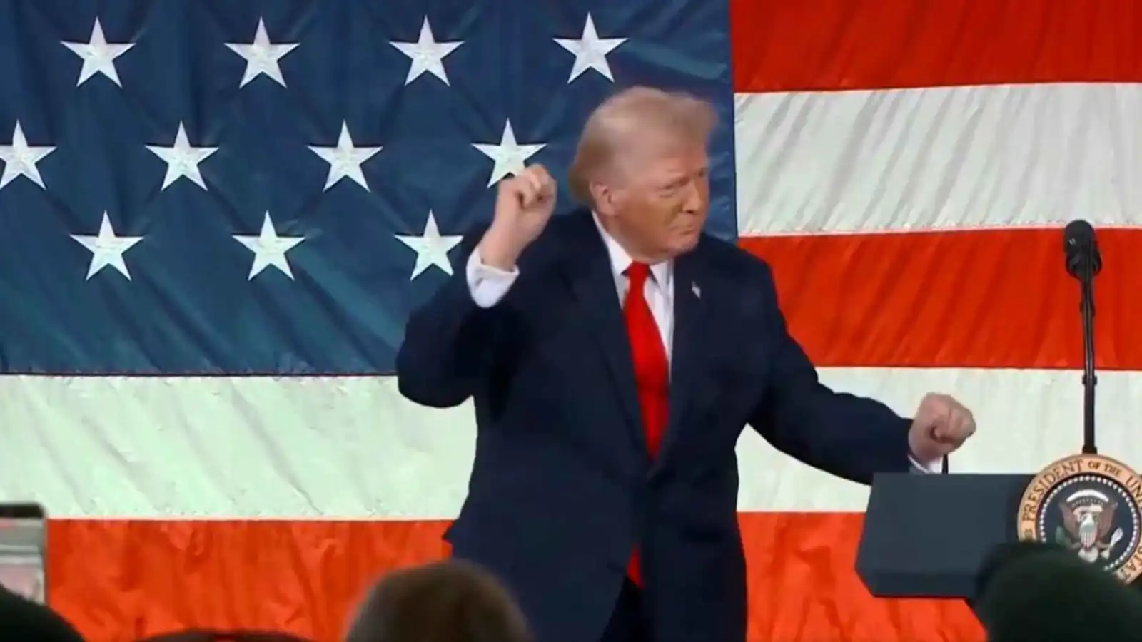 بحضور ميلانيا.. ترامب يرقص أمام جنود "فورت براغ" العسكرية (فيديو)