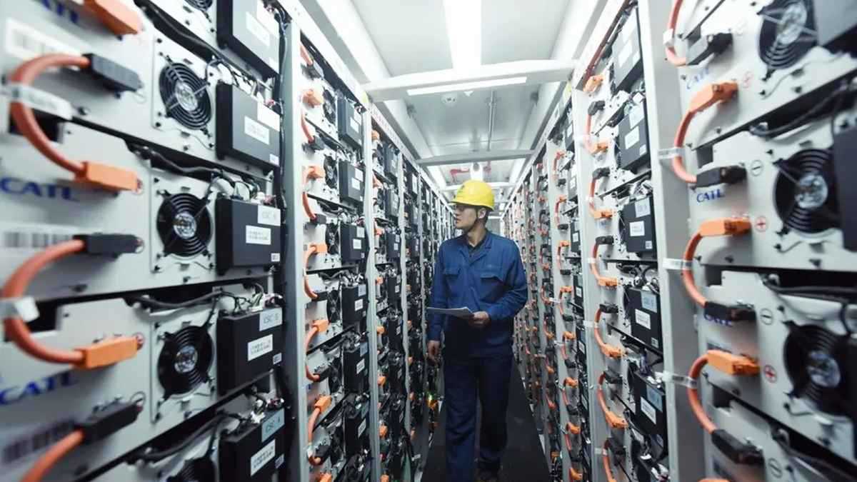 "الهيمنة التي لا تُرى".. لماذا يعتمد الأمن القومي الأمريكي على بطاريات صينية؟