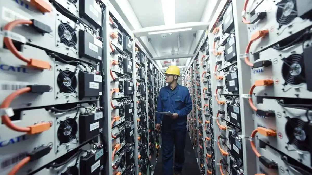 "الهيمنة التي لا تُرى".. لماذا يعتمد الأمن القومي الأمريكي على بطاريات صينية؟