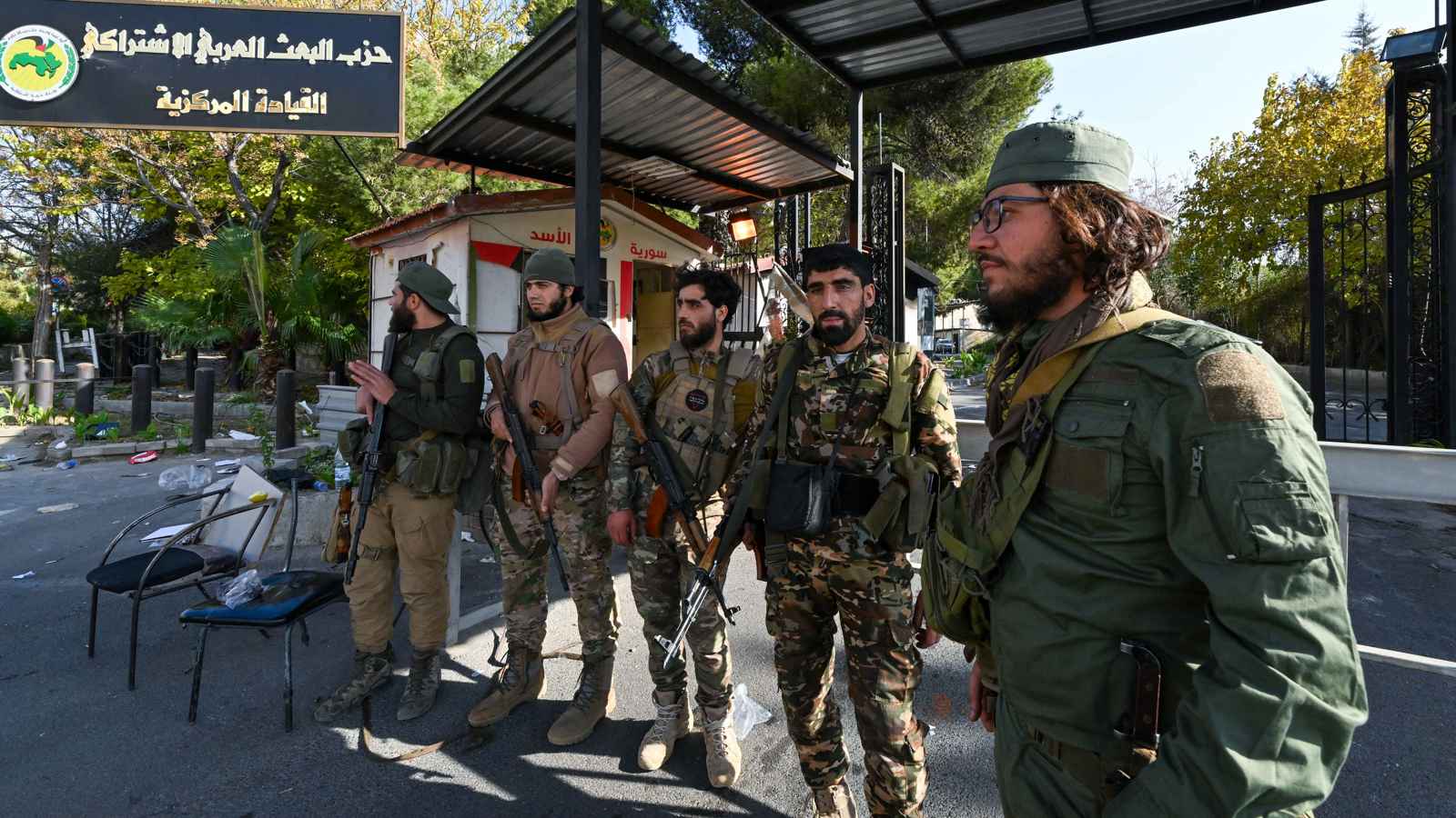 الفصائل تعلن بدء التسوية مع عناصر النظام السابق في اللاذقية