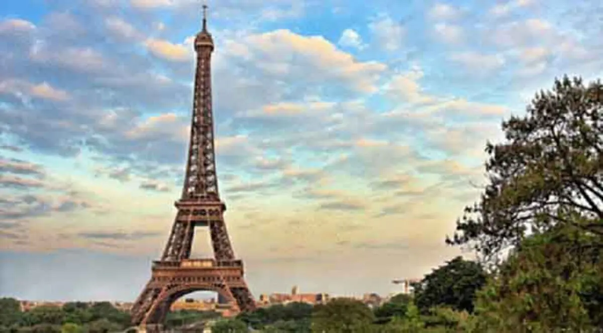 فرنسا تنظم أول سباق لصعود برج ايفل