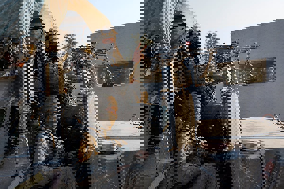 غزة.. جندي إسرائيلي يلقي نسخة من القرآن الكريم في النار (فيديو) 