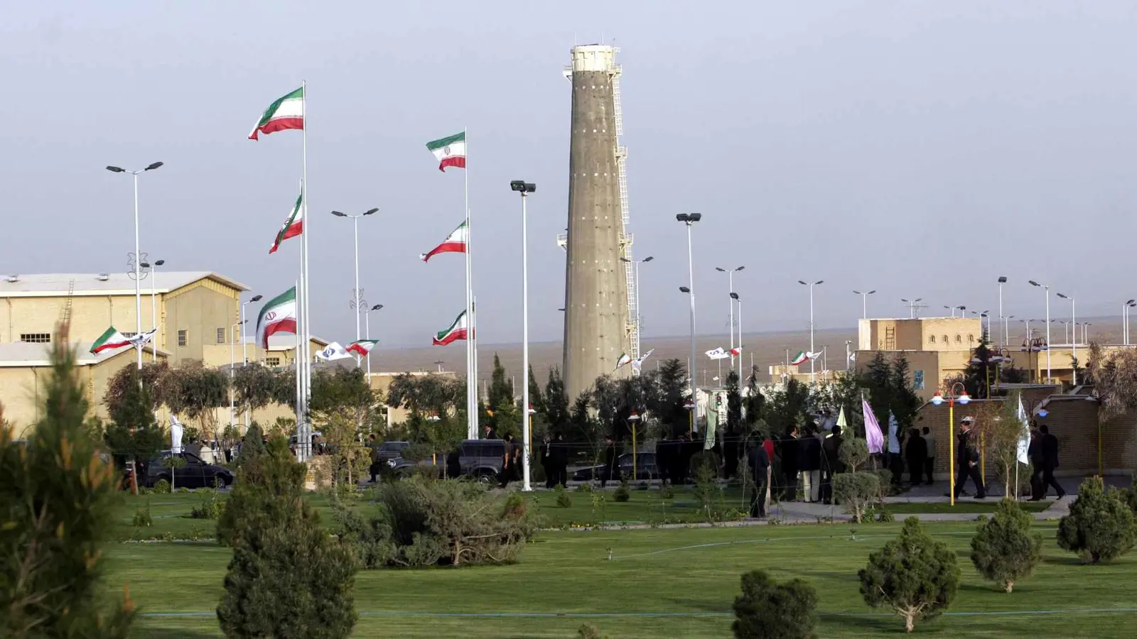 هل تفتح عودة العقوبات الأوروبية الباب أمام "عملية جراحية" ضد إيران؟