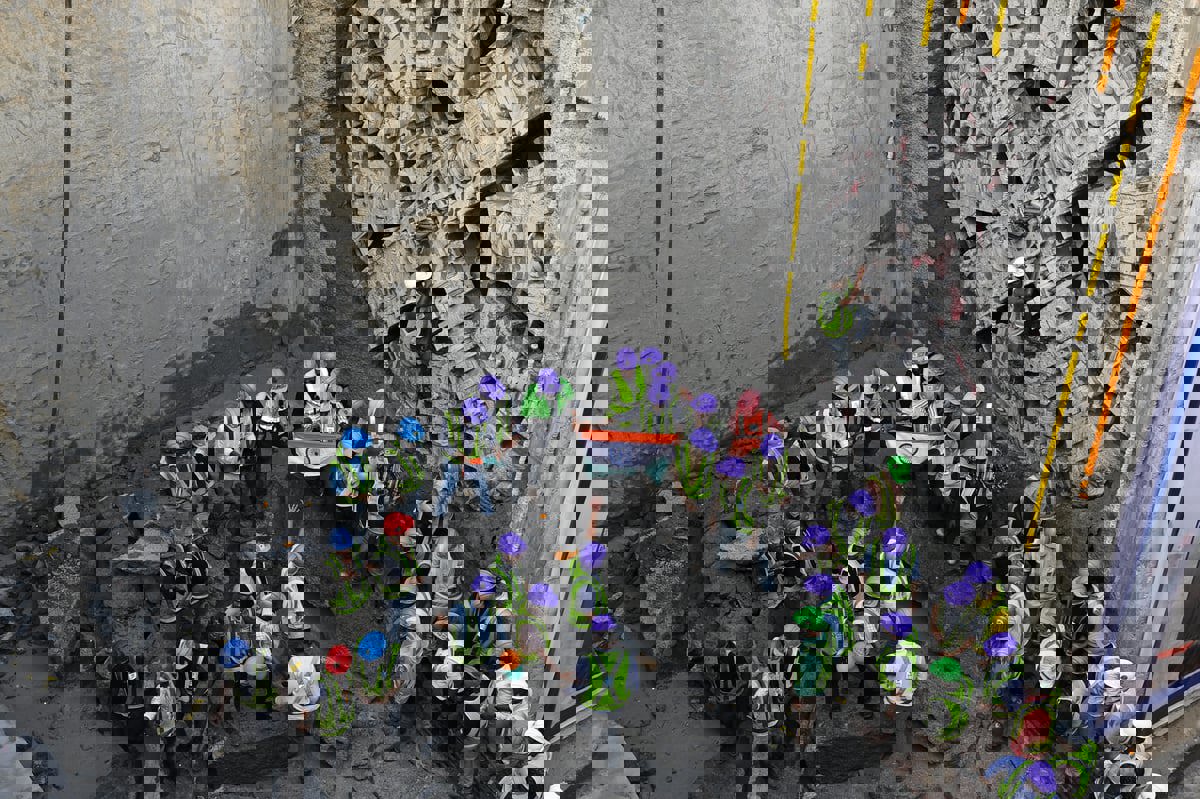  فرق الإغاثة الهندية تؤكد سلامة العمال الأربعين بعد انهيار نفق