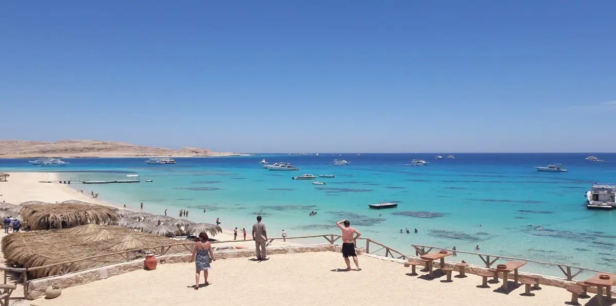 العثور على جثة سائحة أجنبية وشاب مصري في حمام سباحة بمدينة الغردقة