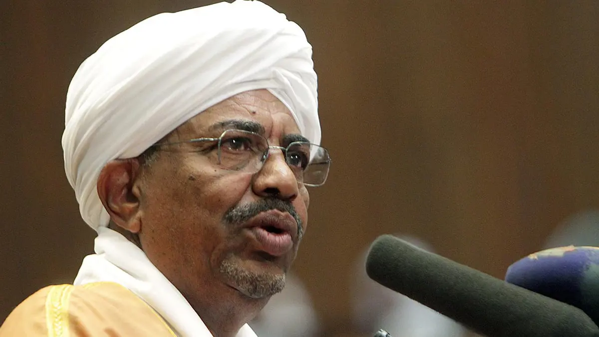 فيديو للبشير وهو يتجول في مستشفى يثير غضب السودانيين