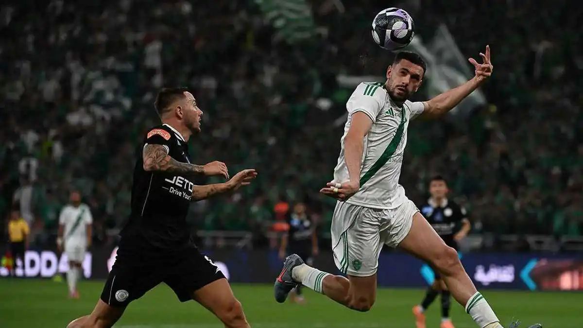 قراران غريبان.. حكم مباراة الأهلي والشباب يخالف بروتوكول الـVAR (فيديو)