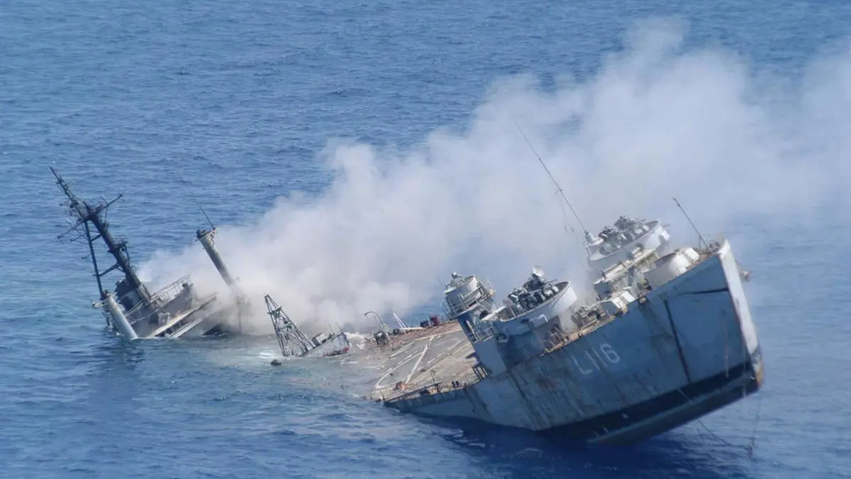 غرق سفينة تنقل وقودًا قبالة سواحل تونس.. ومخاوف من تلوث بيئي