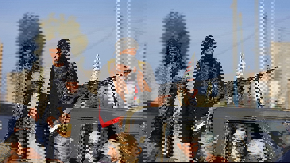 شاهد.. كيف حوّلت ميليشيات الحوثي أحد مصانع إنتاج الألبان في الحديدة (فيديو)