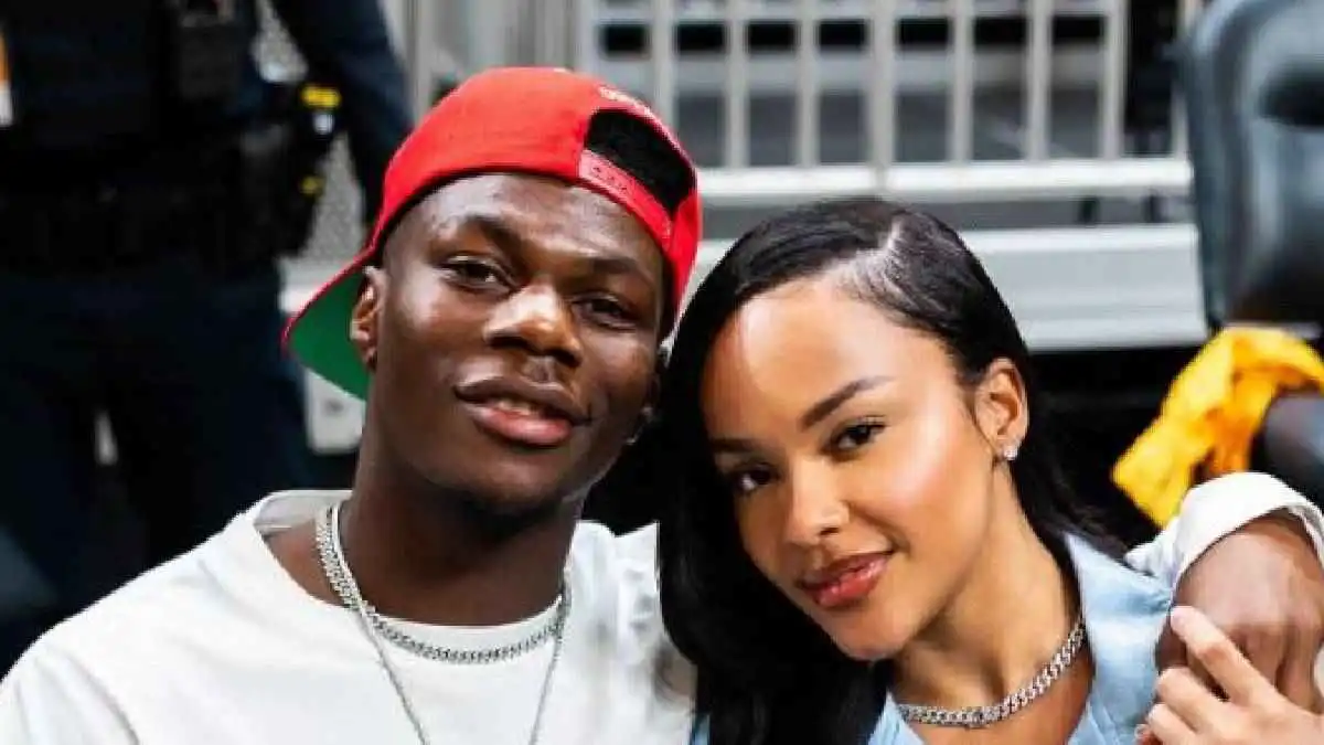 تسير نحو شاطئ المالديف.. أول ظهور علني لنجم ريال مدريد وصديقته (صور)