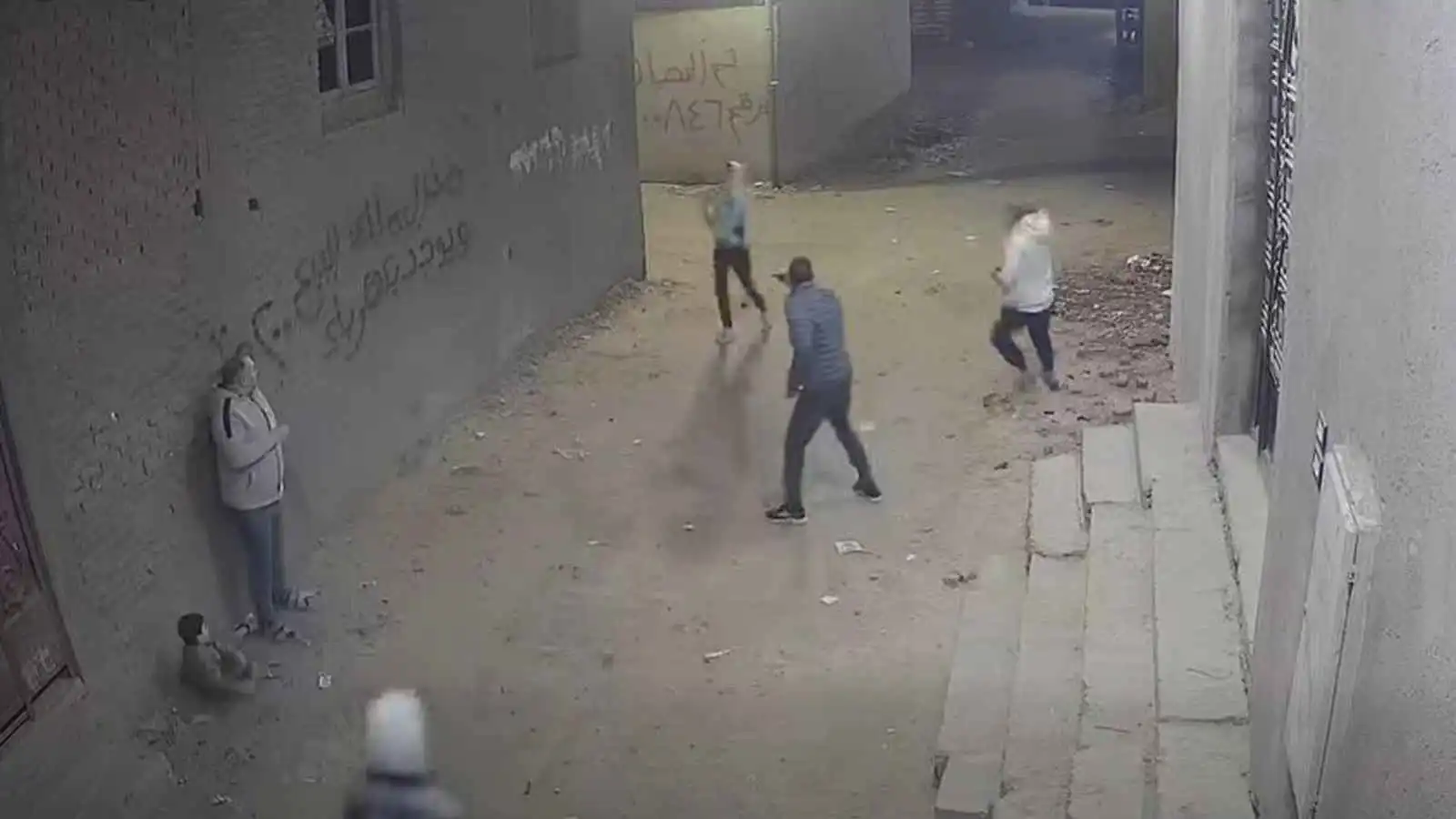 مشهد مروع في شوارع مصر.. هجوم مسلح على أب ونجله