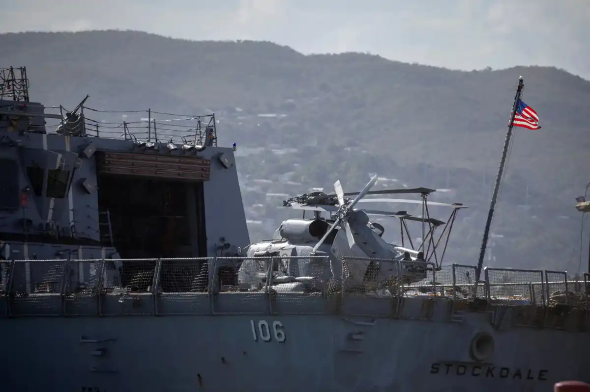 مروحية "سيهوك" في مدمرة صواريخ موجهة من فئة "أرلي بيرك".