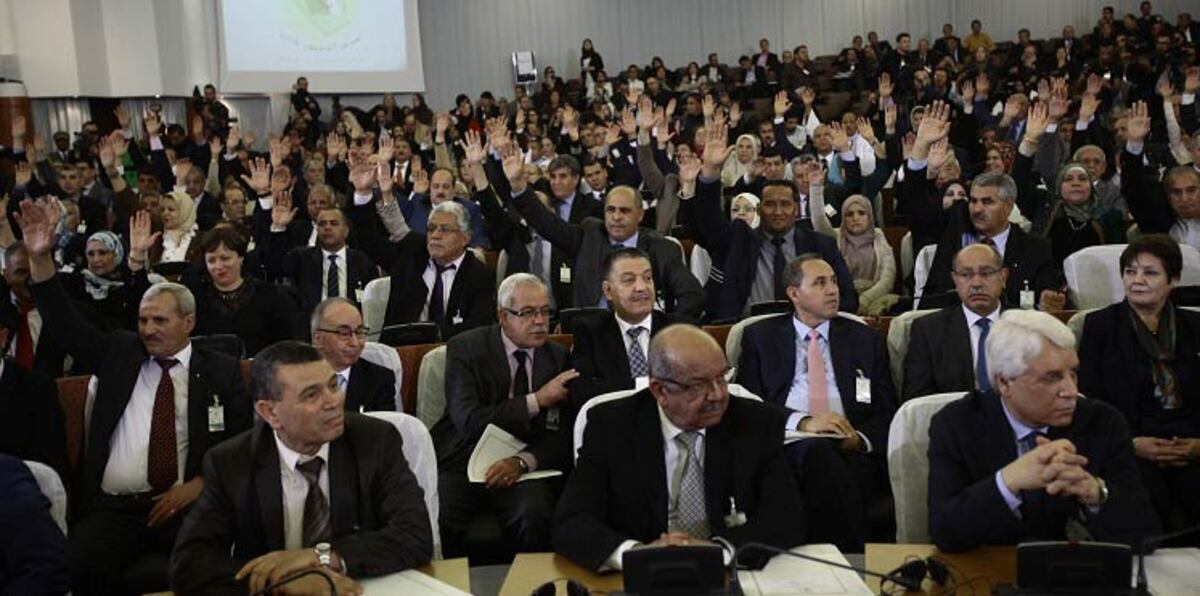 الدستور الجزائري الجديد يرسم طريق خليفة بوتفليقة