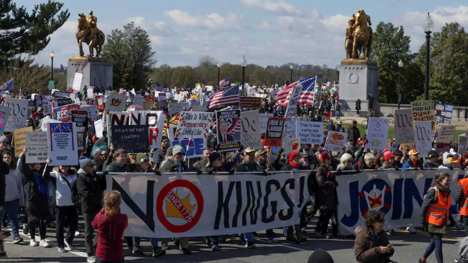 مشاركون في مسيرات "لا ملوك" بواشنطن