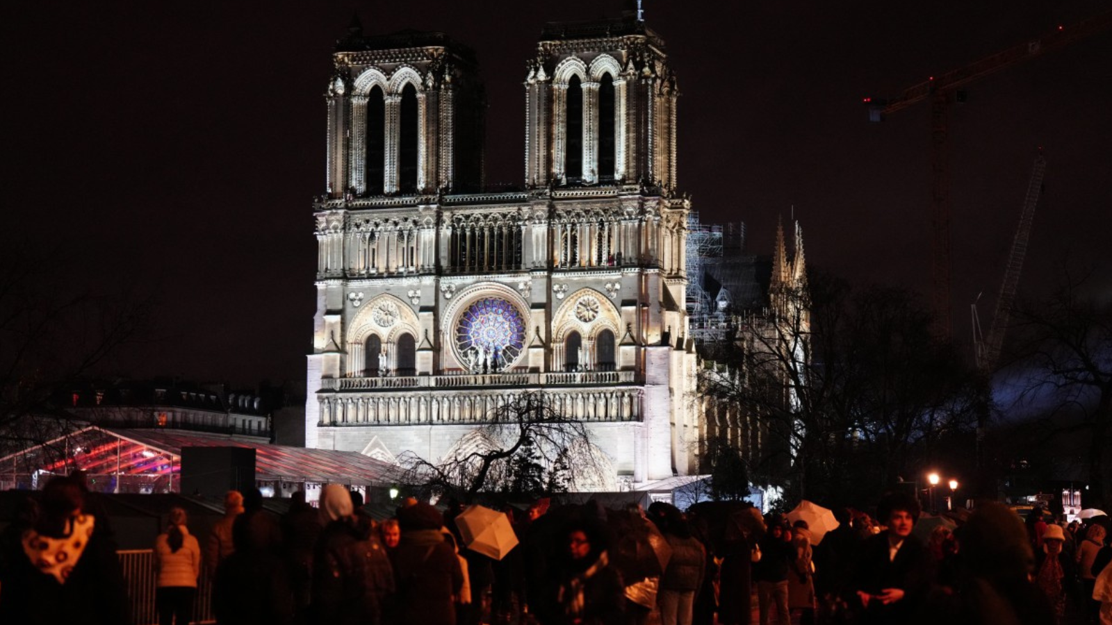 للمرة الأولى منذ حرقها.. كاتدرائية نوتردام تقيم قداديس الميلاد