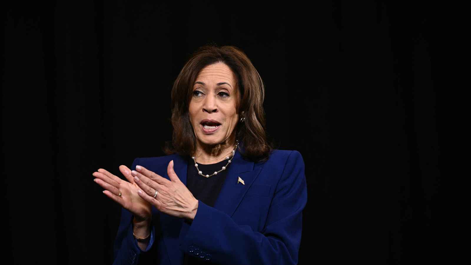 "نيوزويك": هاريس تتفوق على ترامب في بعض الولايات