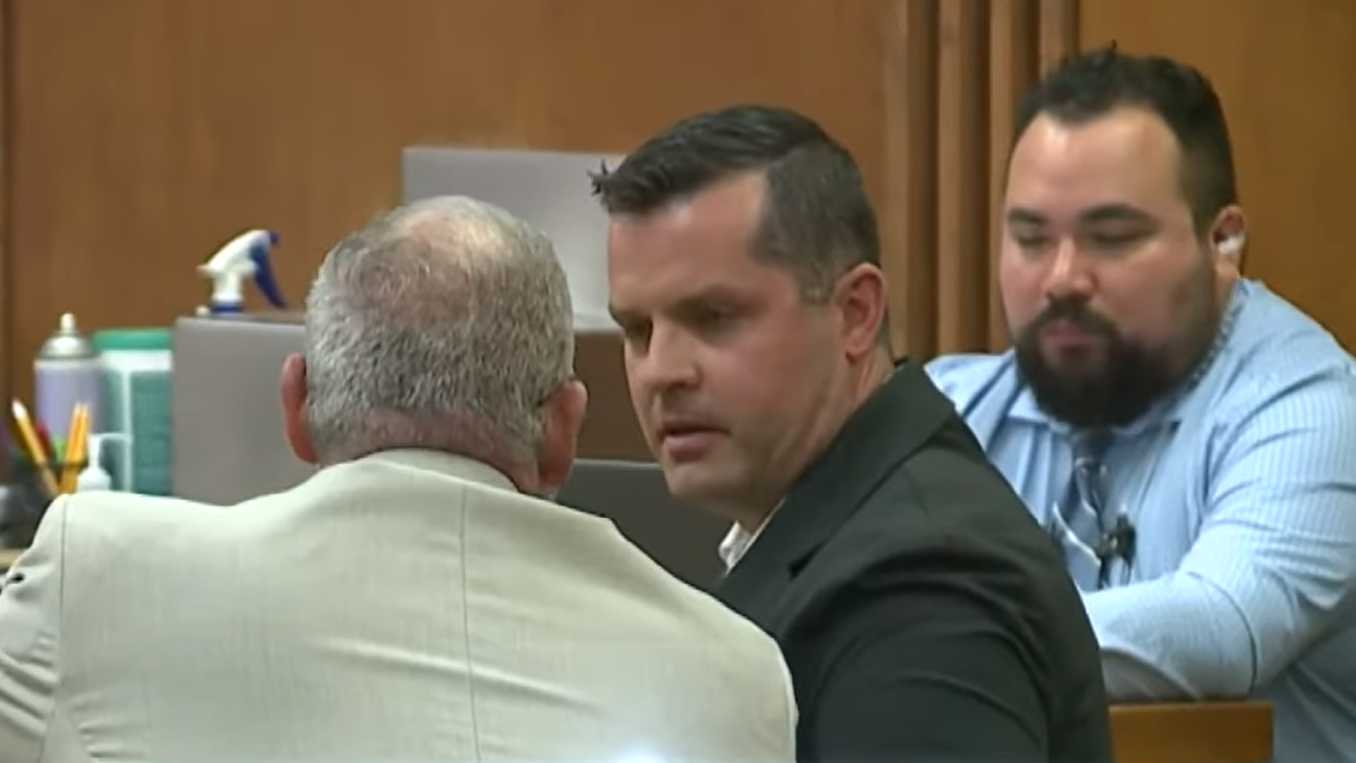 قبل تسليم نفسه.. انتحار أب أقرّ بقتل طفلته في سيارة ساخنة (فيديو)