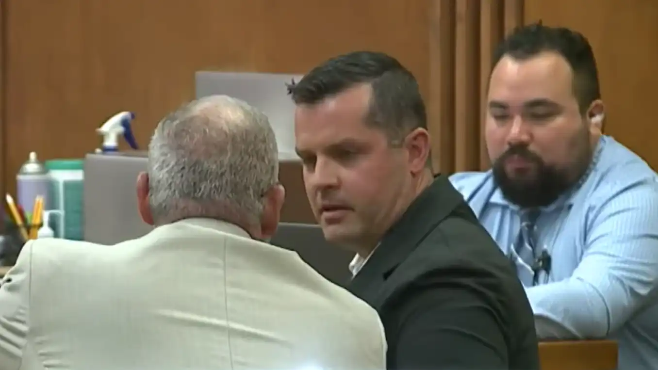 قبل تسليم نفسه.. انتحار أب أقرّ بقتل طفلته في سيارة ساخنة (فيديو)