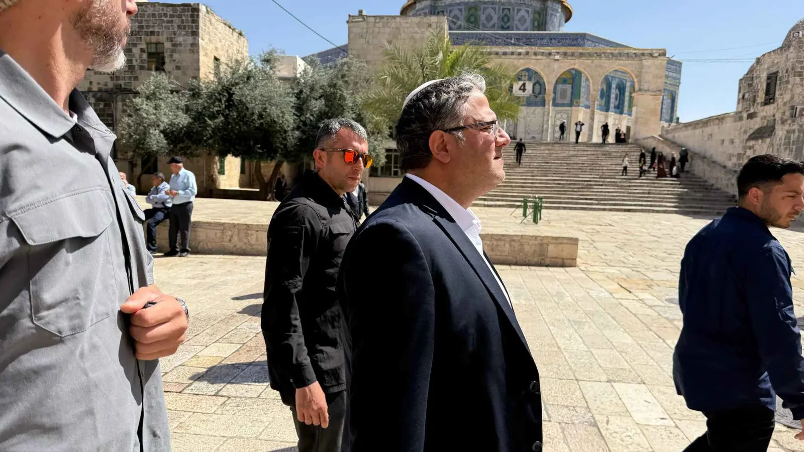 بن غفير وأعضاء من حزبه يقتحمون باحات المسجد الأقصى