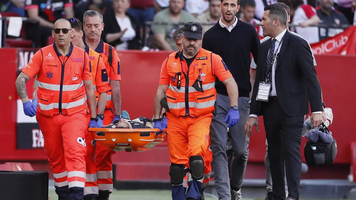 خرج محمولا على نقالة.. إصابة خطيرة لياسين بونو خلال مباراة إشبيلية وألميريا (فيديو)