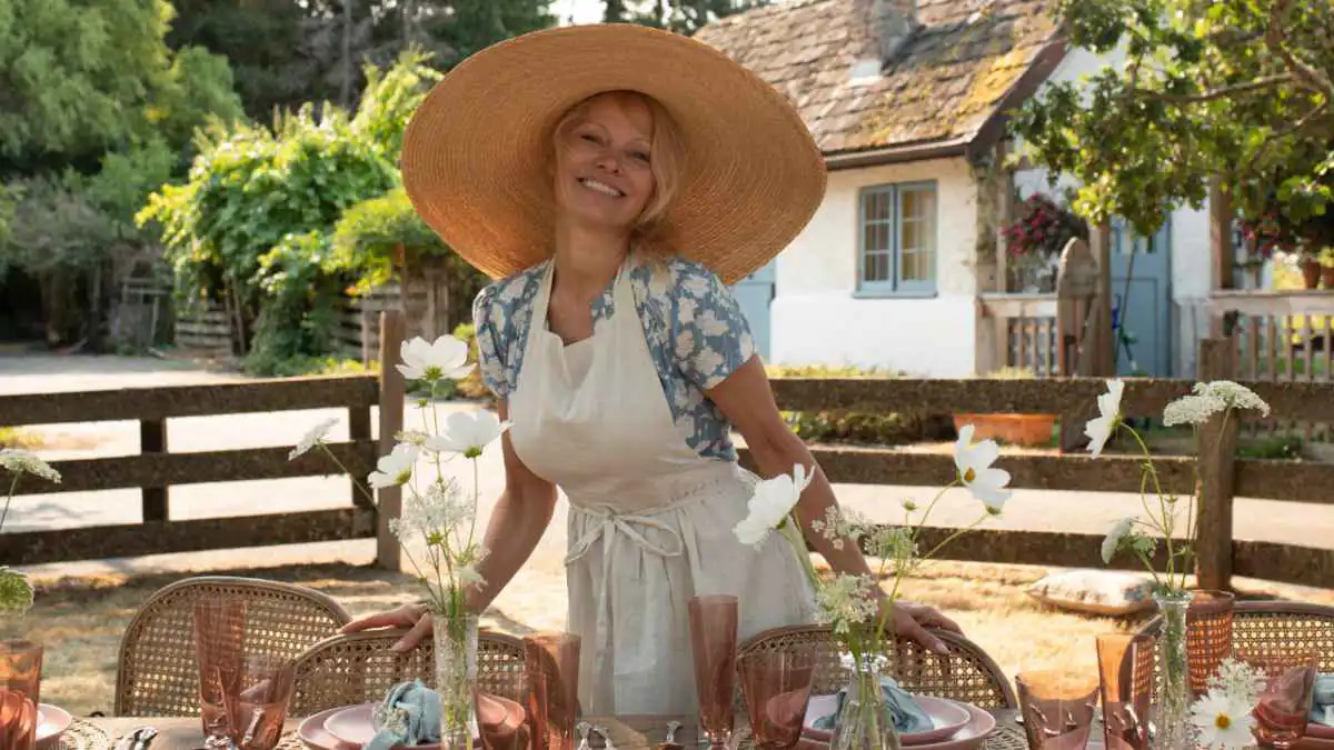 باميلا أندرسون ترد على اتهامات استنساخ ميغان ماركل لبرنامجها