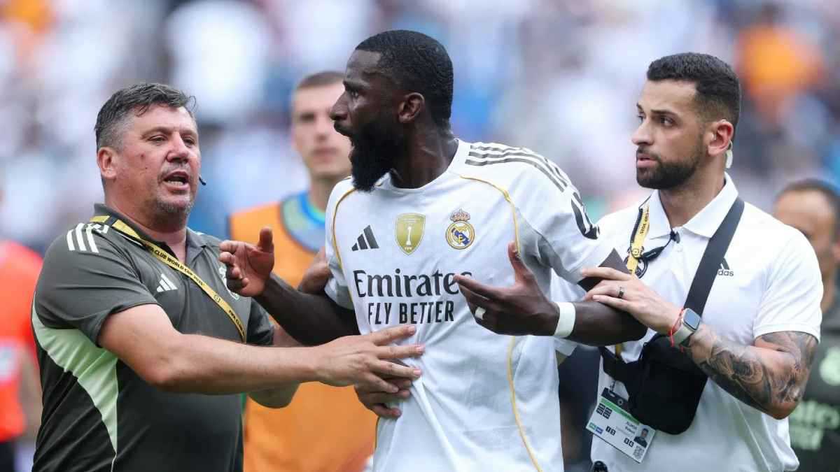 "ألا تملك أي احترام؟".. انفعال شديد من نجم ريال مدريد على مشجع (فيديو)