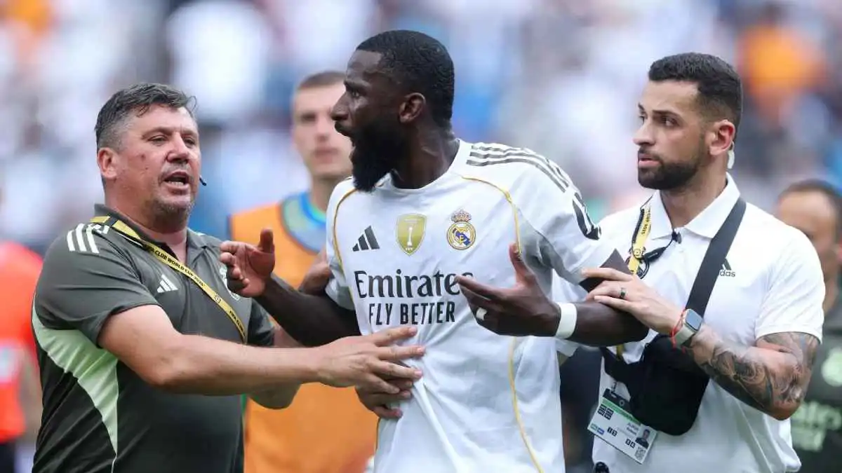 "ألا تملك أي احترام؟".. انفعال شديد من نجم ريال مدريد على مشجع (فيديو)