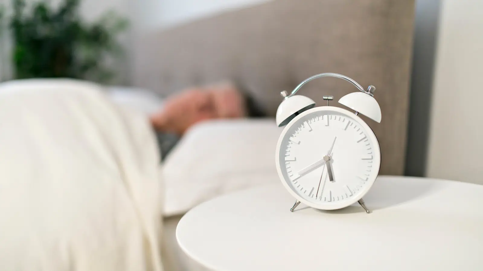 قلة النوم في منتصف العمر يزيد خطر الإصابة بالخرف