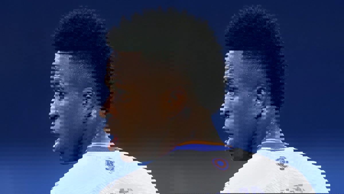 سب الحكم ورفض مساعدة المنافس.. سلوك فينيسيوس يثير الجدل مجددا (صور)