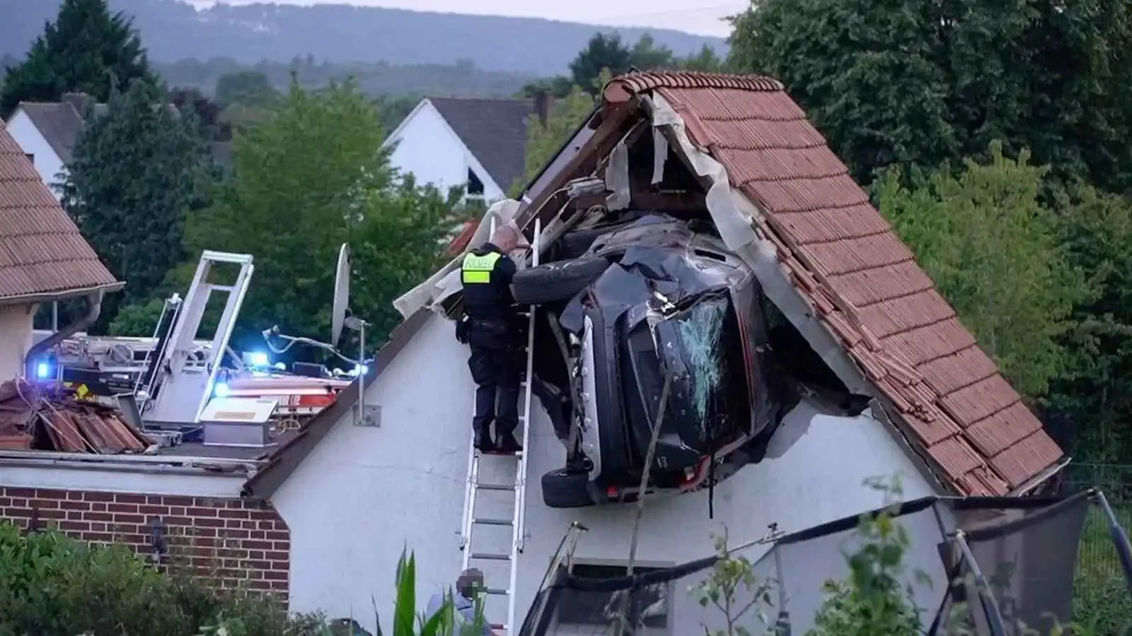 سيارة تصطدم بمنزل