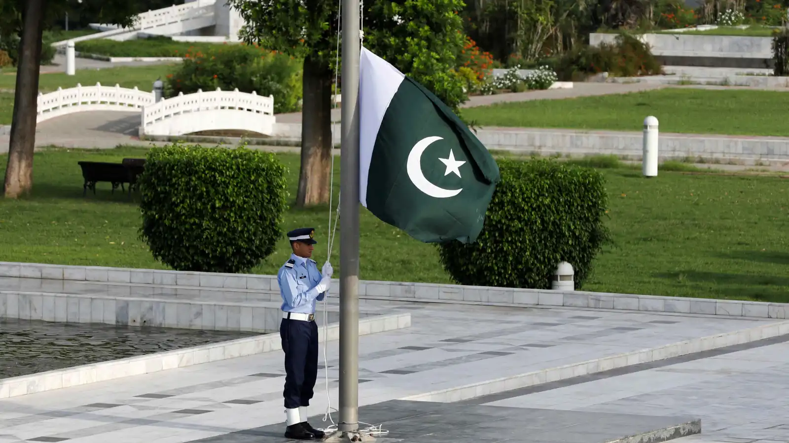 باكستان تكشف عن "تواصل منفصل" مع واشنطن وطهران