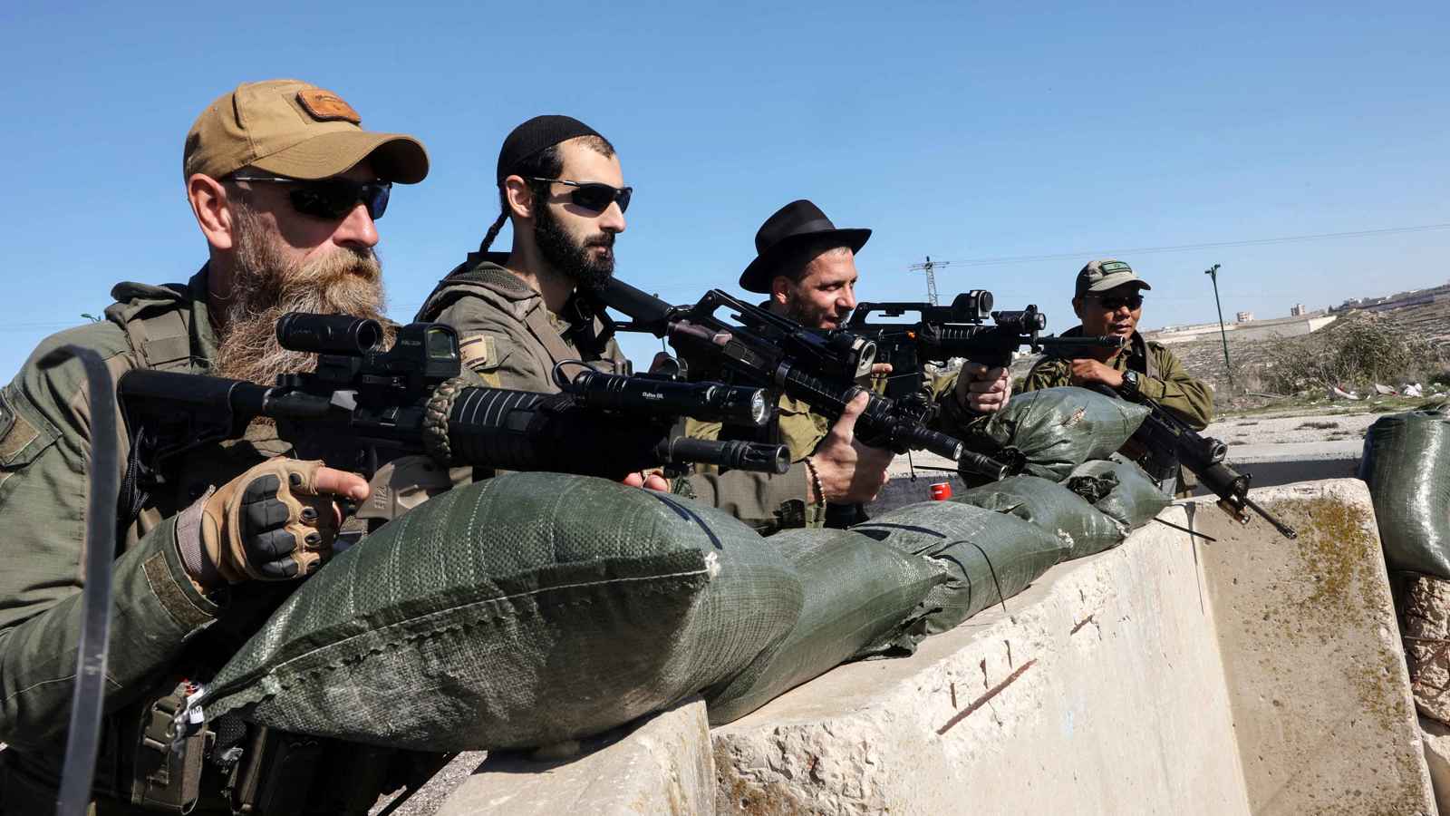 اختراق إيراني.. تسريب 10 آلاف معلومة عن مالكي الأسلحة الإسرائيليين