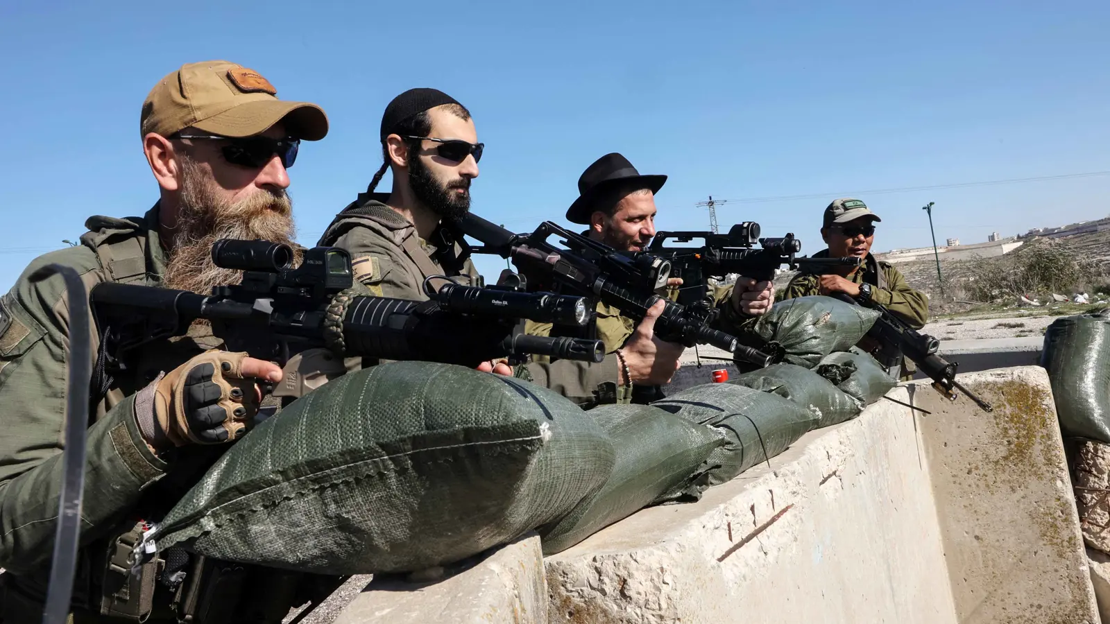 اختراق إيراني.. تسريب 10 آلاف معلومة عن مالكي الأسلحة الإسرائيليين