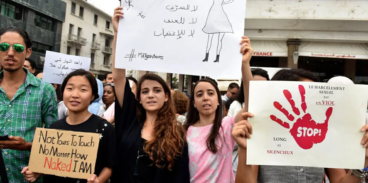 العشرات يحتجون أمام البرلمان المغربي بعد اغتصاب "فتاة الحافلة" (صور)