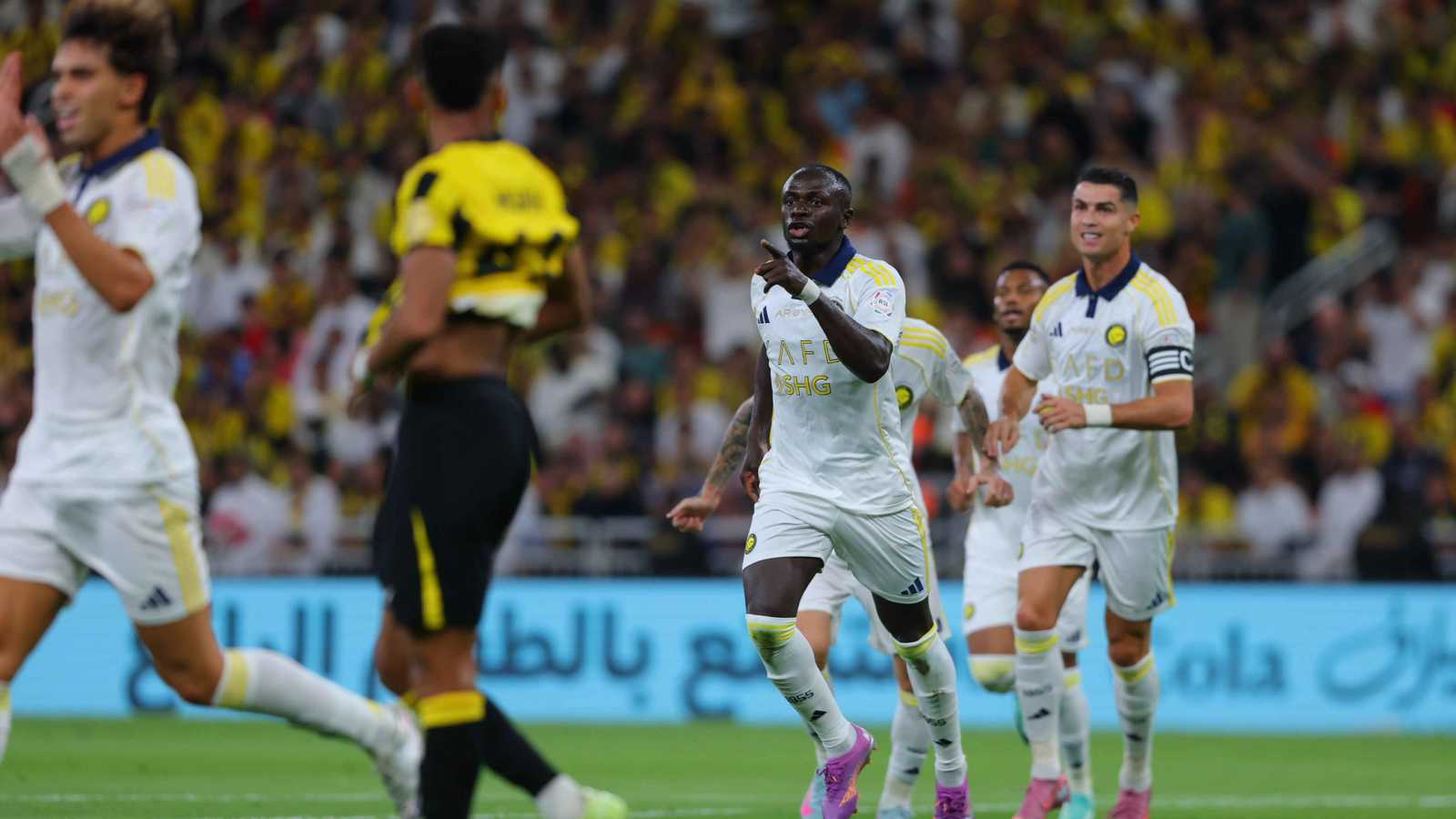 أساء لنفسه وللاتحاد.. هجوم شديد على لوران بلان بعد اعترافه بأفضلية النصر السعودي