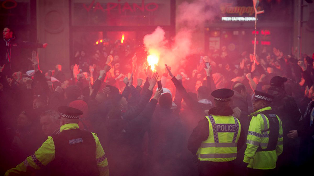 قبل مباراة باريس سان جيرمان ومانشستر يونايتد.. القبض على بعض جماهير الفريق الباريسي (فيديو)